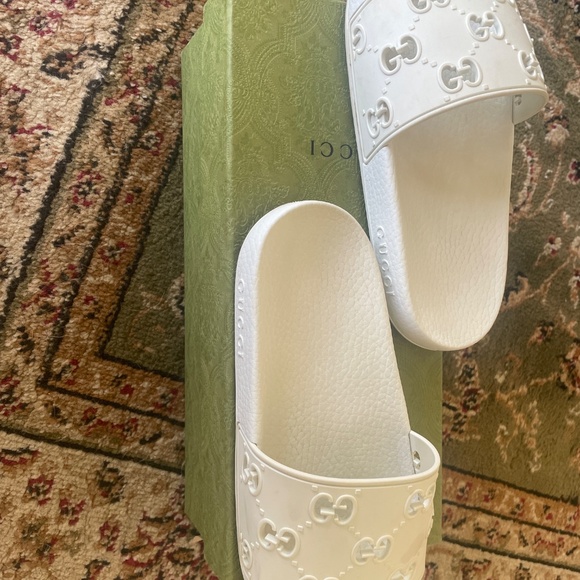 White Gucci women’s slides ! - Picture 5 of 6